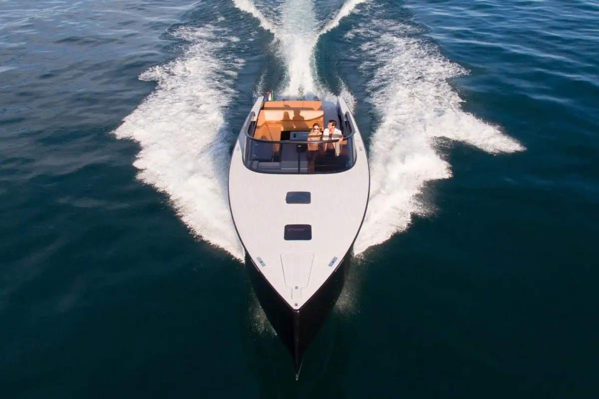 VanDutch 40, pont principal — Luxury Yachts St. Tropez, Saint-Tropez. Silhouette rapide pour une journée entre golfe et Pampelonne