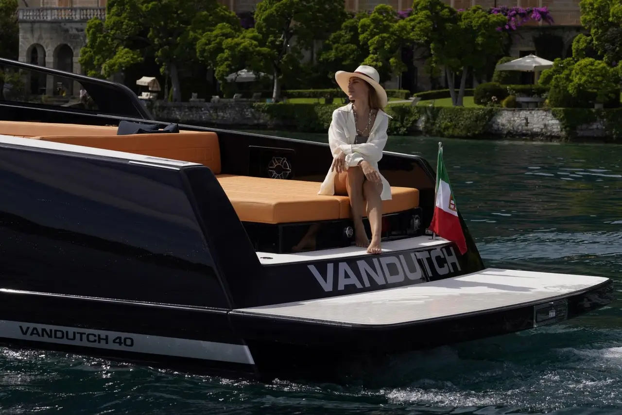 VanDutch 40, pont arrière — Luxury Yachts St. Tropez, Saint-Tropez. Silhouette rapide pour une journée entre golfe et Pampelonne