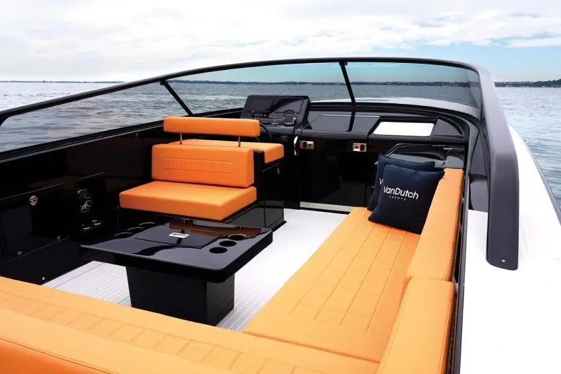 VanDutch 40, salon — Luxury Yachts St. Tropez, Saint-Tropez. Silhouette rapide pour une journée entre golfe et Pampelonne