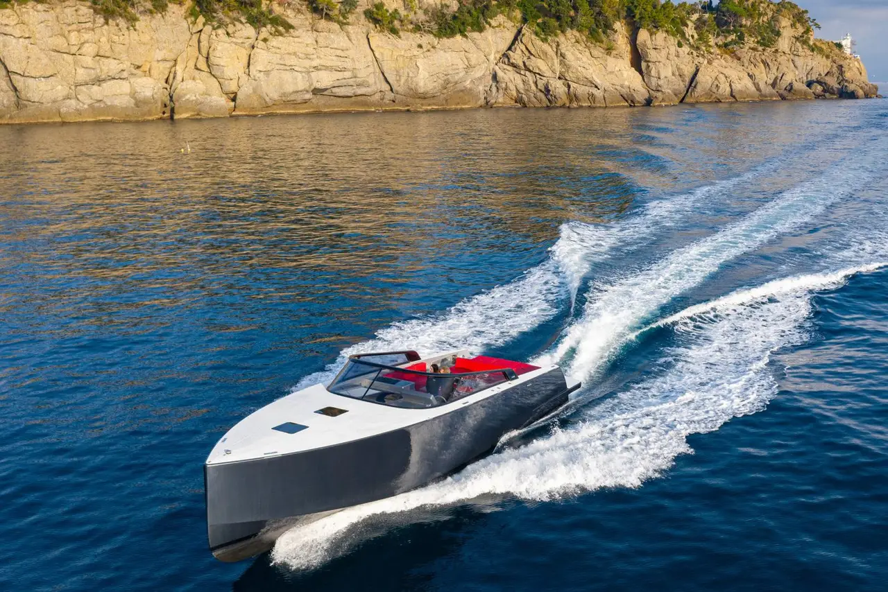 Vandutch 48, pont principal — Luxury Yachts St. Tropez, Saint-Tropez. Filer vers Cap Taillat en comité restreint