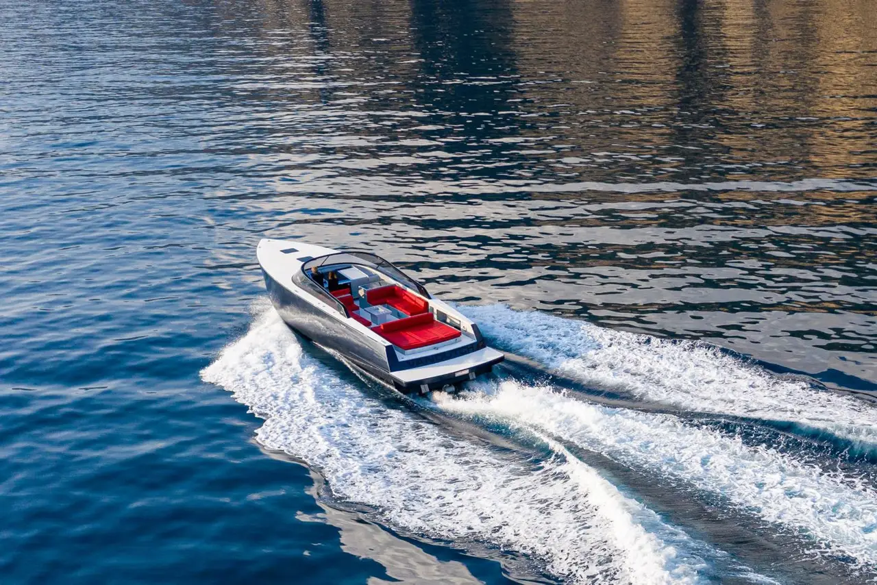 Vandutch 48, pont arrière — Luxury Yachts St. Tropez, Saint-Tropez. Filer vers Cap Taillat en comité restreint