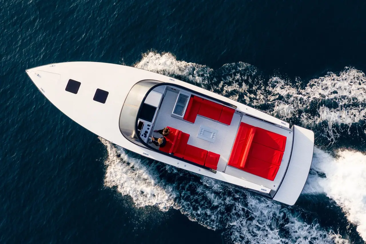 Vandutch 48, salon — Luxury Yachts St. Tropez, Saint-Tropez. Filer vers Cap Taillat en comité restreint