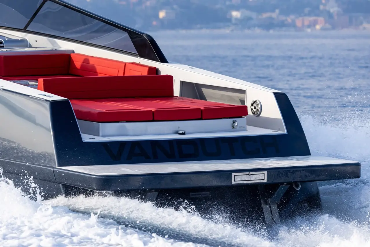 Vandutch 48, cabine principale — Luxury Yachts St. Tropez, Saint-Tropez. Filer vers Cap Taillat en comité restreint