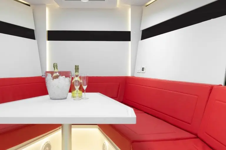 Vandutch 48, flybridge — Luxury Yachts St. Tropez, Saint-Tropez. Filer vers Cap Taillat en comité restreint