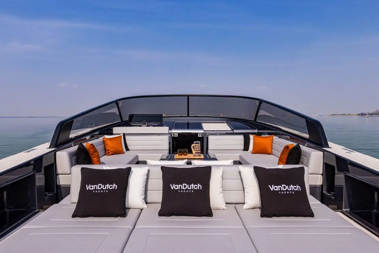 Vandutch 55, extérieur — Luxury Yachts St. Tropez, Saint-Tropez. Ligne basse et sportive pour une journée entre amis