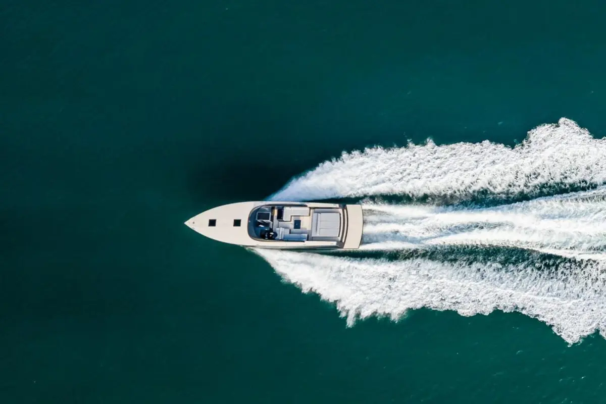 Vandutch 55, кормовая палуба — Luxury Yachts St. Tropez, Сен-Тропе. Открытая палуба и скорость для выходов из Сен-Тропе