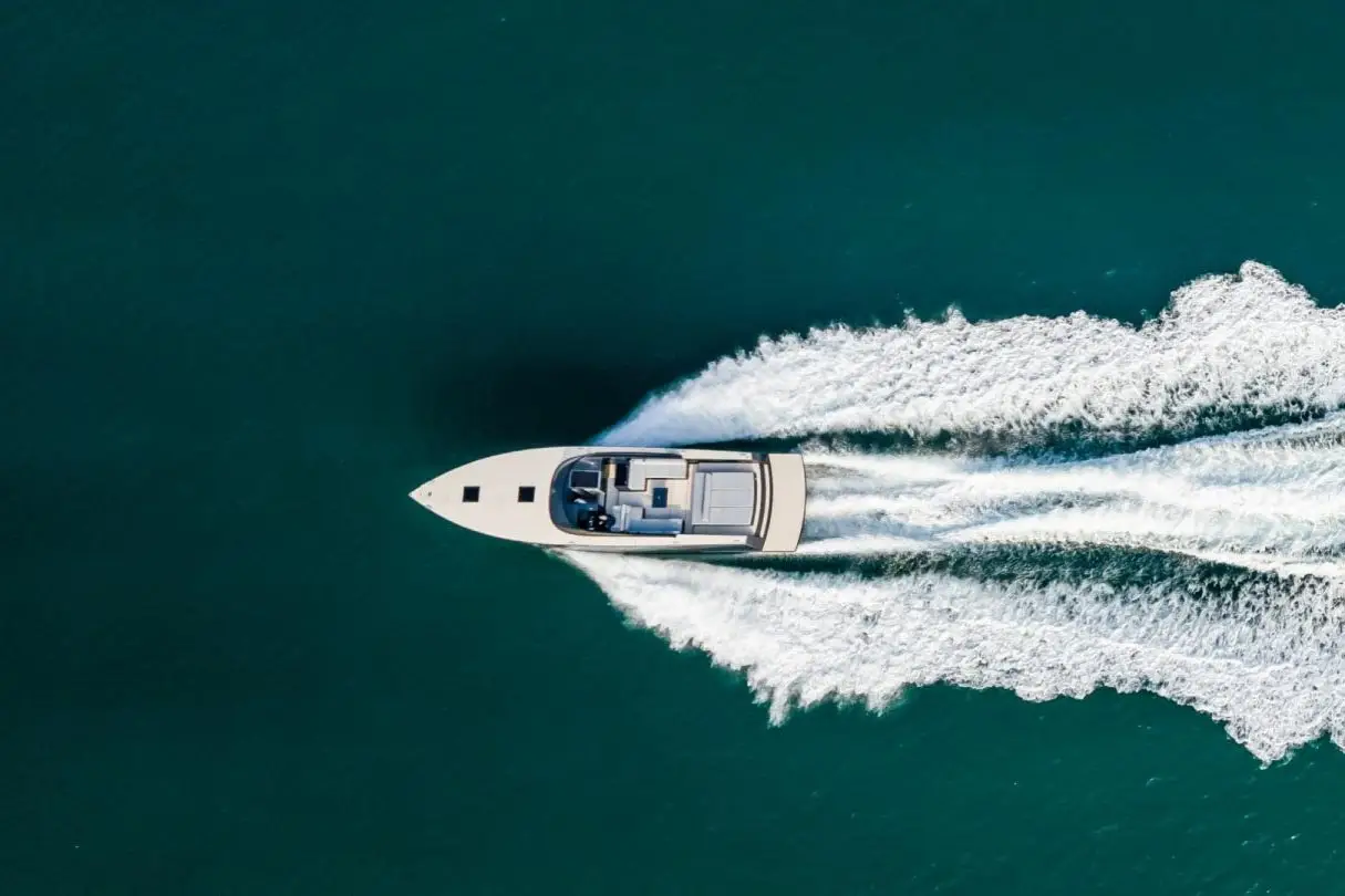 Vandutch 55, pont principal — Luxury Yachts St. Tropez, Saint-Tropez. Ligne basse et sportive pour une journée entre amis