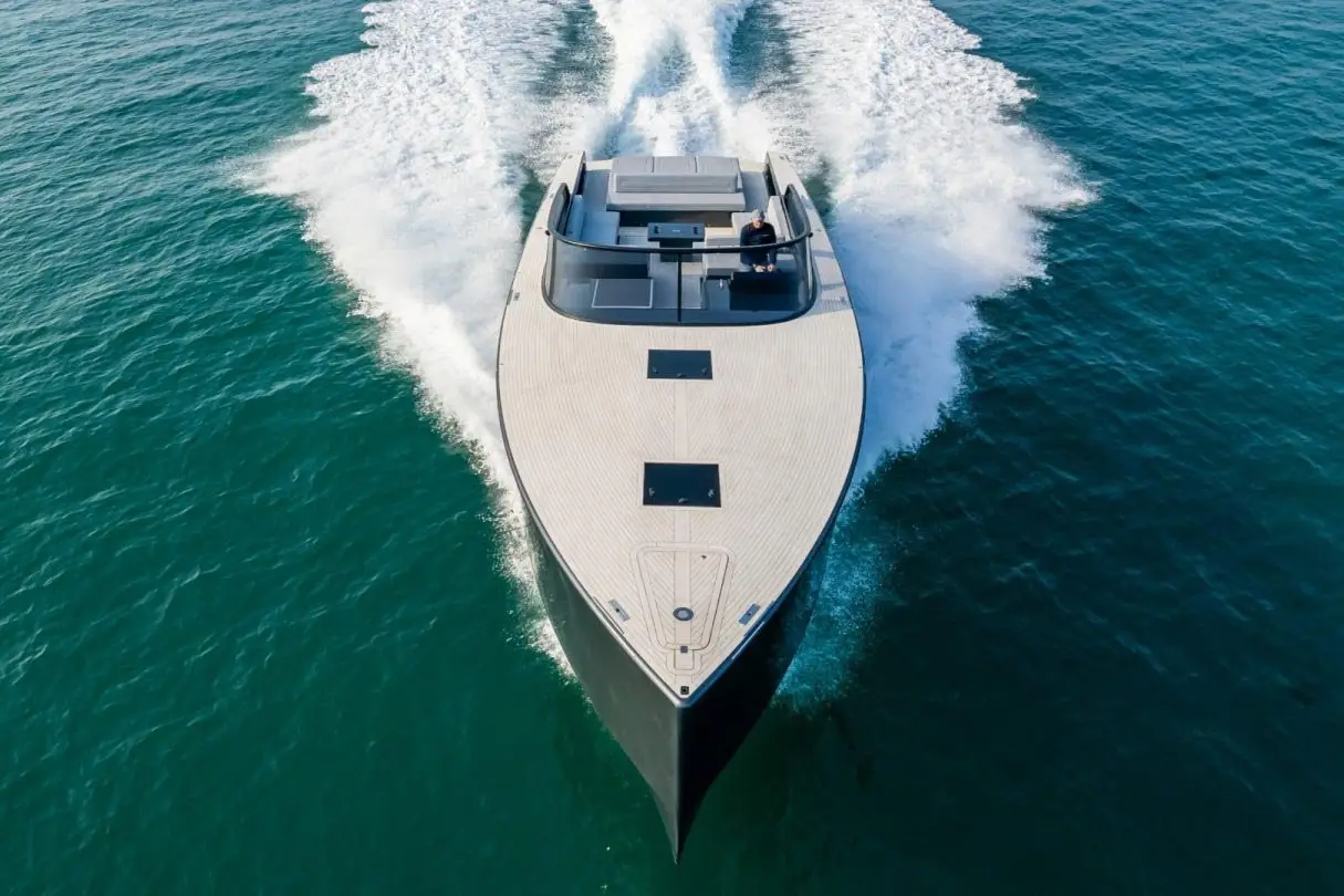 Vandutch 55, pont arrière — Luxury Yachts St. Tropez, Saint-Tropez. Ligne basse et sportive pour une journée entre amis