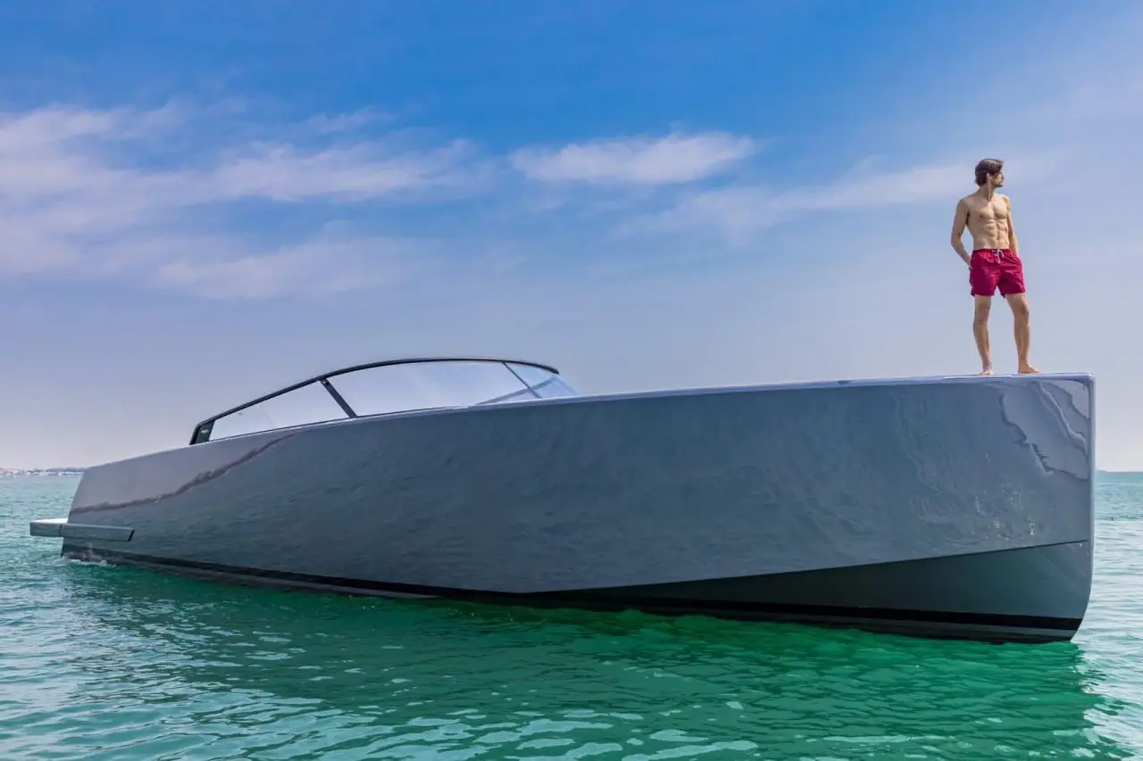 Vandutch 55, salon — Luxury Yachts St. Tropez, Saint-Tropez. Ligne basse et sportive pour une journée entre amis