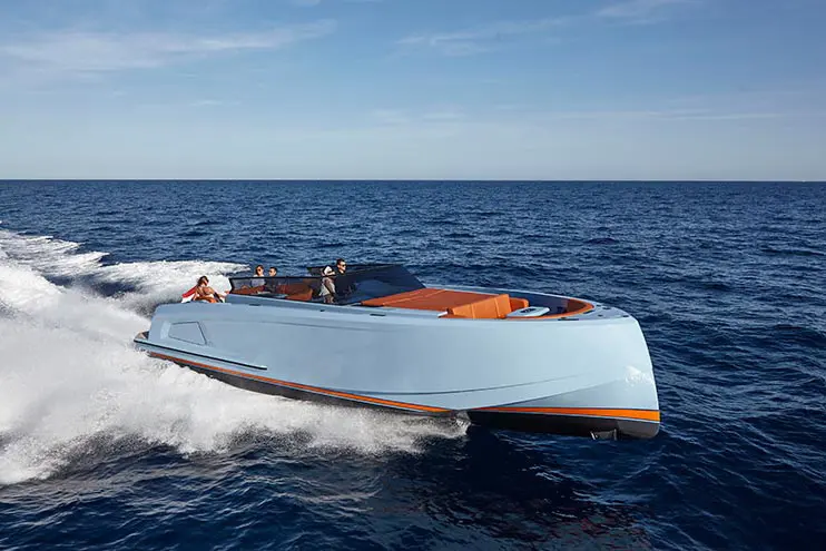 Vanquish VQ60 — Luxury Yachts St. Tropez, Saint-Tropez. Cap Taillat à l'heure du déjeuner, sillage court et rapide