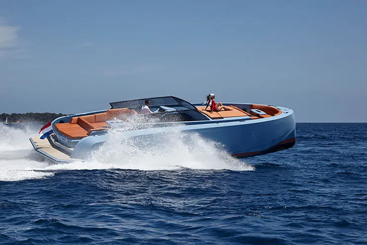 Vanquish VQ60, extérieur — Luxury Yachts St. Tropez, Saint-Tropez. Cap Taillat à l'heure du déjeuner, sillage court et rapide