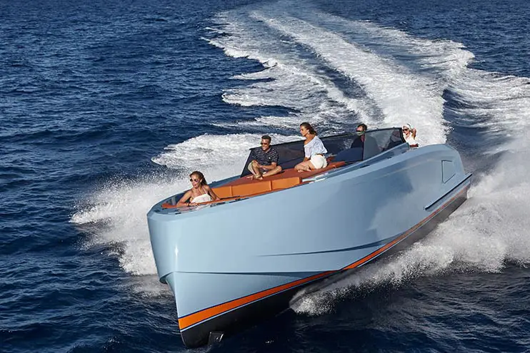 Vanquish VQ60, pont principal — Luxury Yachts St. Tropez, Saint-Tropez. Cap Taillat à l'heure du déjeuner, sillage court et rapide