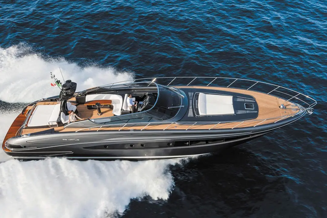 Virtus 63 — Luxury Yachts St. Tropez, Saint-Tropez. Rumbo ágil de Pampelonne a Cap Taillat al atardecer