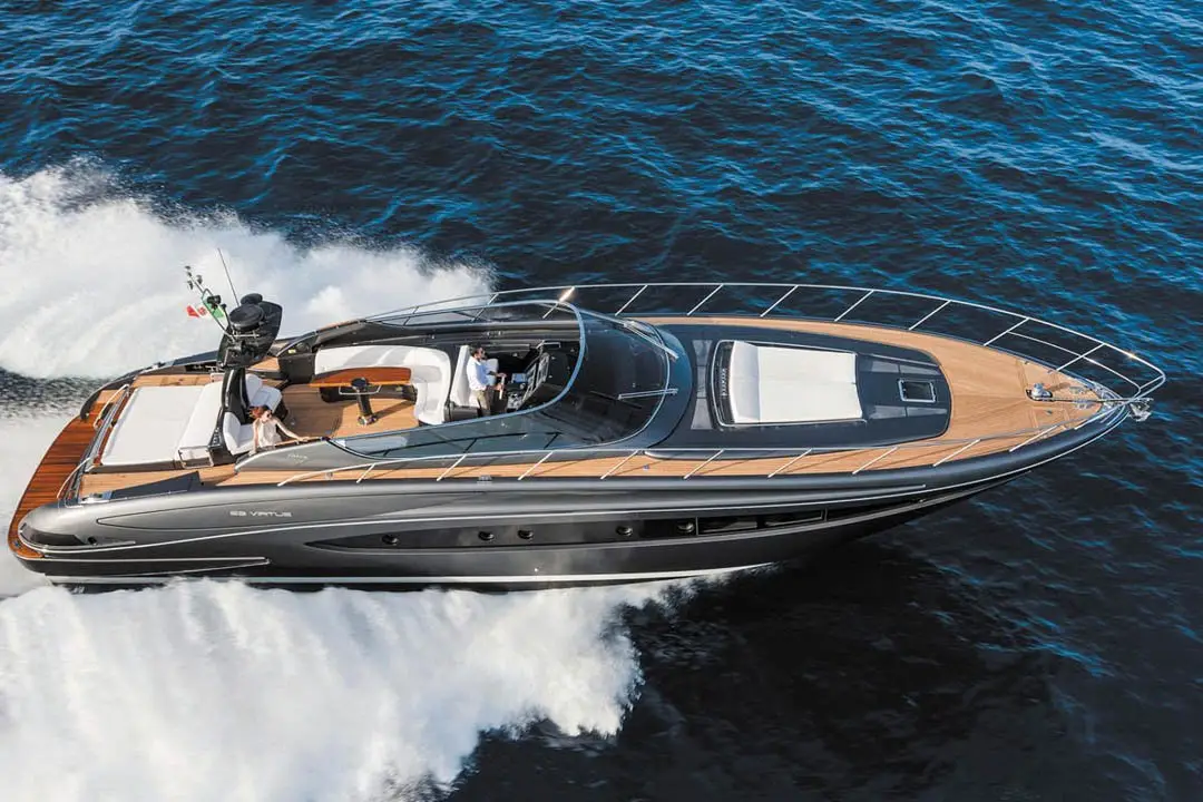 Virtus 63 — Luxury Yachts St. Tropez, Saint-Tropez. Rumbo ágil de Pampelonne a Cap Taillat al atardecer