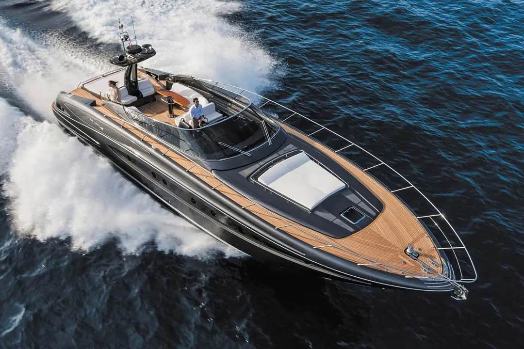 Virtus 63, exterior — Luxury Yachts St. Tropez, Saint-Tropez. Rumbo ágil de Pampelonne a Cap Taillat al atardecer