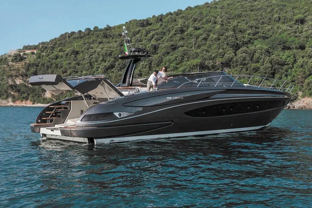 Virtus 63, cubierta principal — Luxury Yachts St. Tropez, Saint-Tropez. Rumbo ágil de Pampelonne a Cap Taillat al atardecer