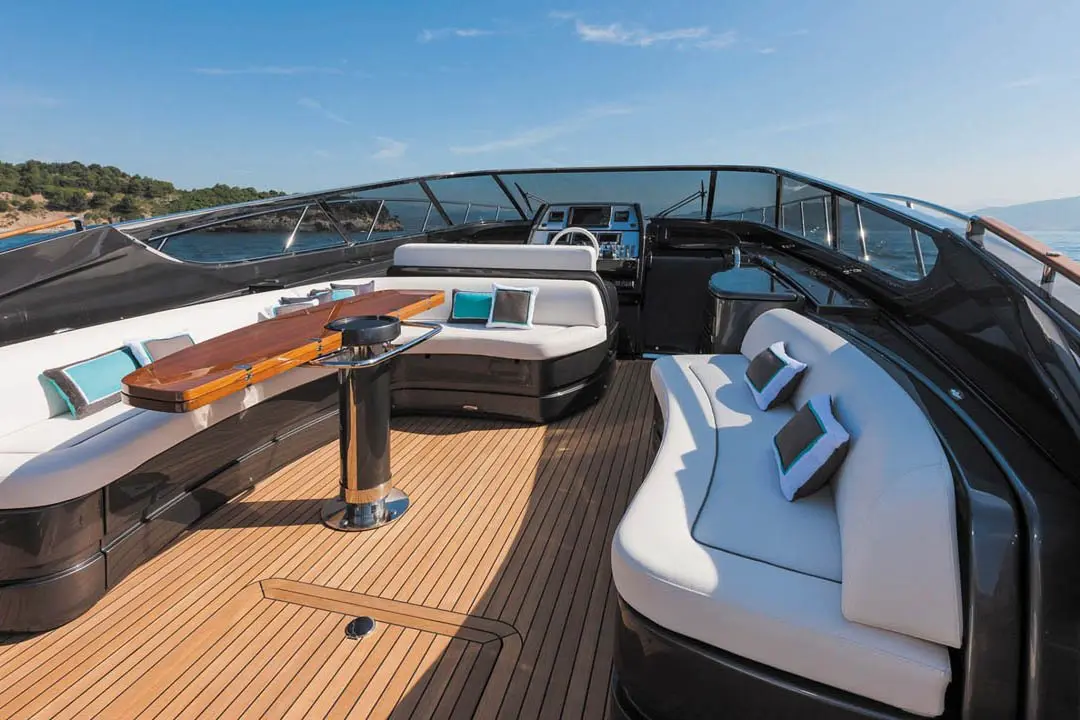 Virtus 63, cubierta de popa — Luxury Yachts St. Tropez, Saint-Tropez. Rumbo ágil de Pampelonne a Cap Taillat al atardecer