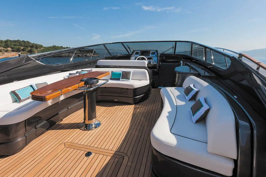 Virtus 63, cubierta de popa — Luxury Yachts St. Tropez, Saint-Tropez. Rumbo ágil de Pampelonne a Cap Taillat al atardecer