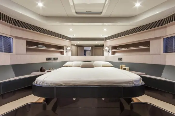 Virtus 63, salón — Luxury Yachts St. Tropez, Saint-Tropez. Rumbo ágil de Pampelonne a Cap Taillat al atardecer
