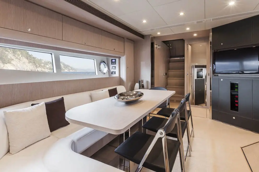 Virtus 63, camarote principal — Luxury Yachts St. Tropez, Saint-Tropez. Rumbo ágil de Pampelonne a Cap Taillat al atardecer