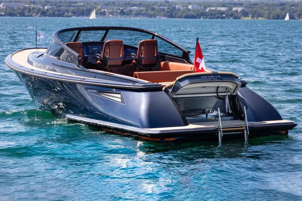 Wajer 38, pont principal — Luxury Yachts St. Tropez, Saint-Tropez. Escapade rapide vers Pampelonne, cheveux au vent
