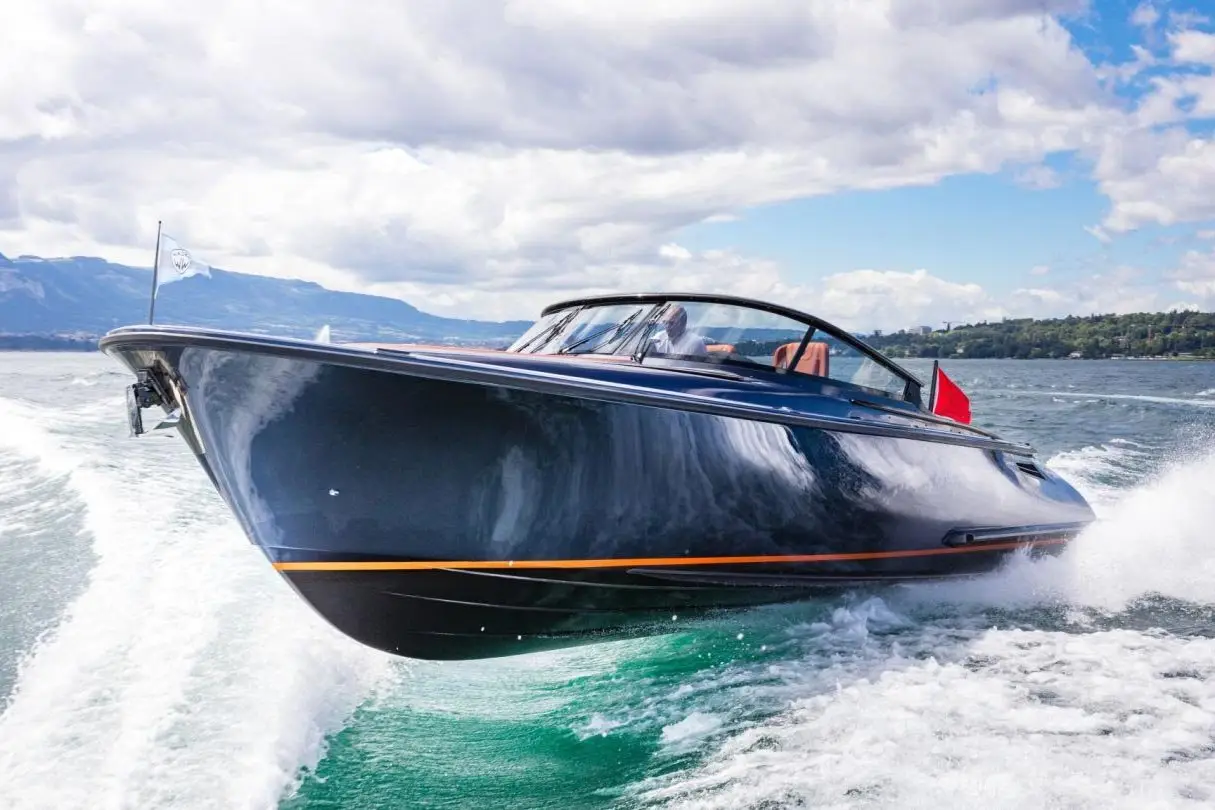 Wajer 38, pont arrière — Luxury Yachts St. Tropez, Saint-Tropez. Escapade rapide vers Pampelonne, cheveux au vent