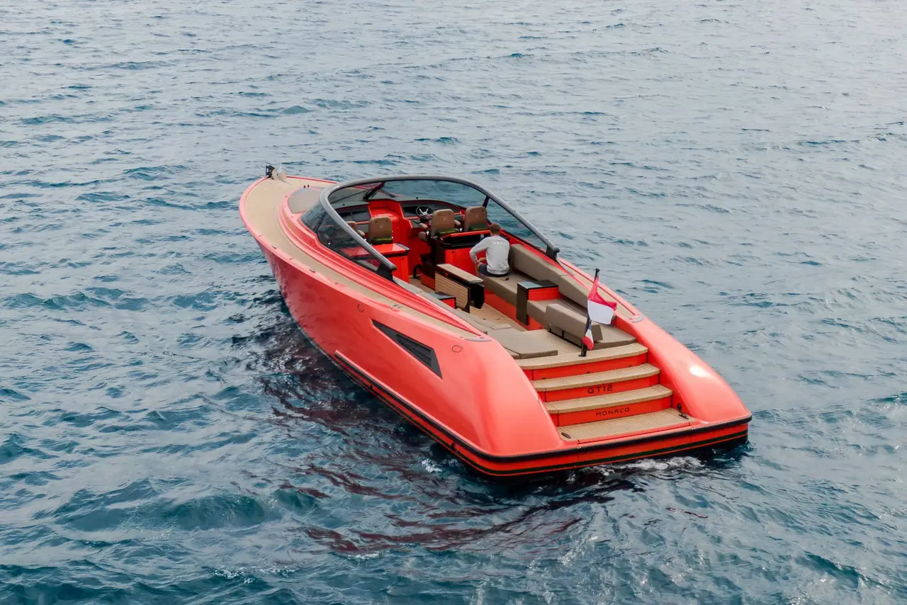 Wajer 55, pont arrière — Luxury Yachts St. Tropez, Saint-Tropez. De Pampelonne à Cap Taillat en filant sur l'eau