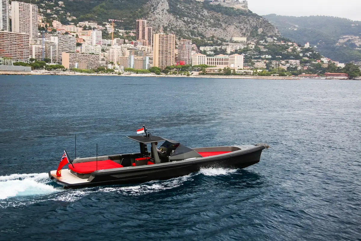 Wally 45 — Luxury Yachts St. Tropez, Saint-Tropez. Coque fine, cap sur Cap Taillat dès l'aube