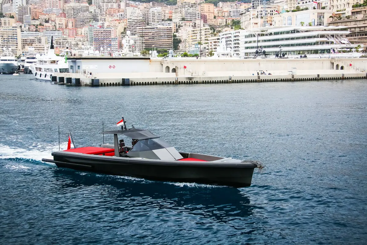 Wally 45, extérieur — Luxury Yachts St. Tropez, Saint-Tropez. Coque fine, cap sur Cap Taillat dès l'aube