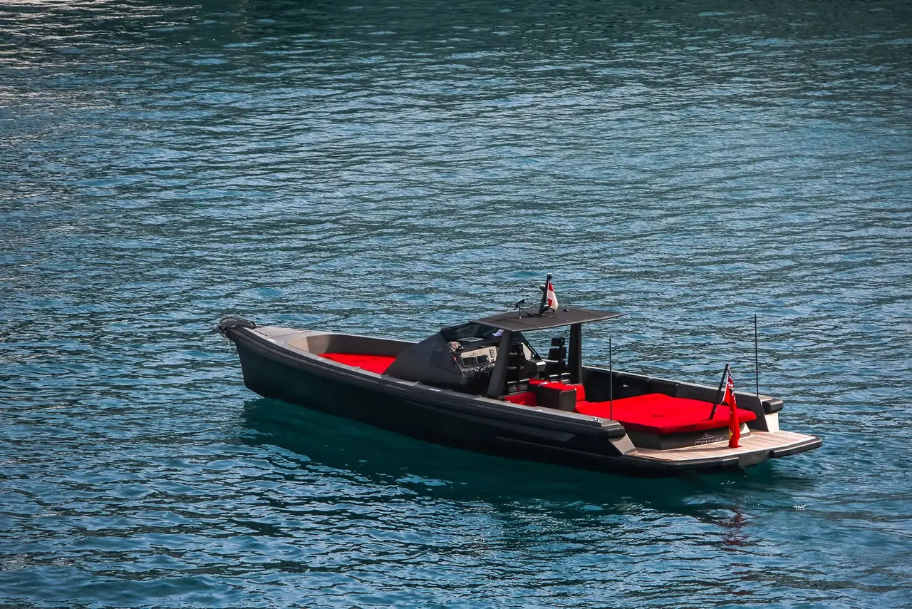 Wally 45, pont principal — Luxury Yachts St. Tropez, Saint-Tropez. Coque fine, cap sur Cap Taillat dès l'aube