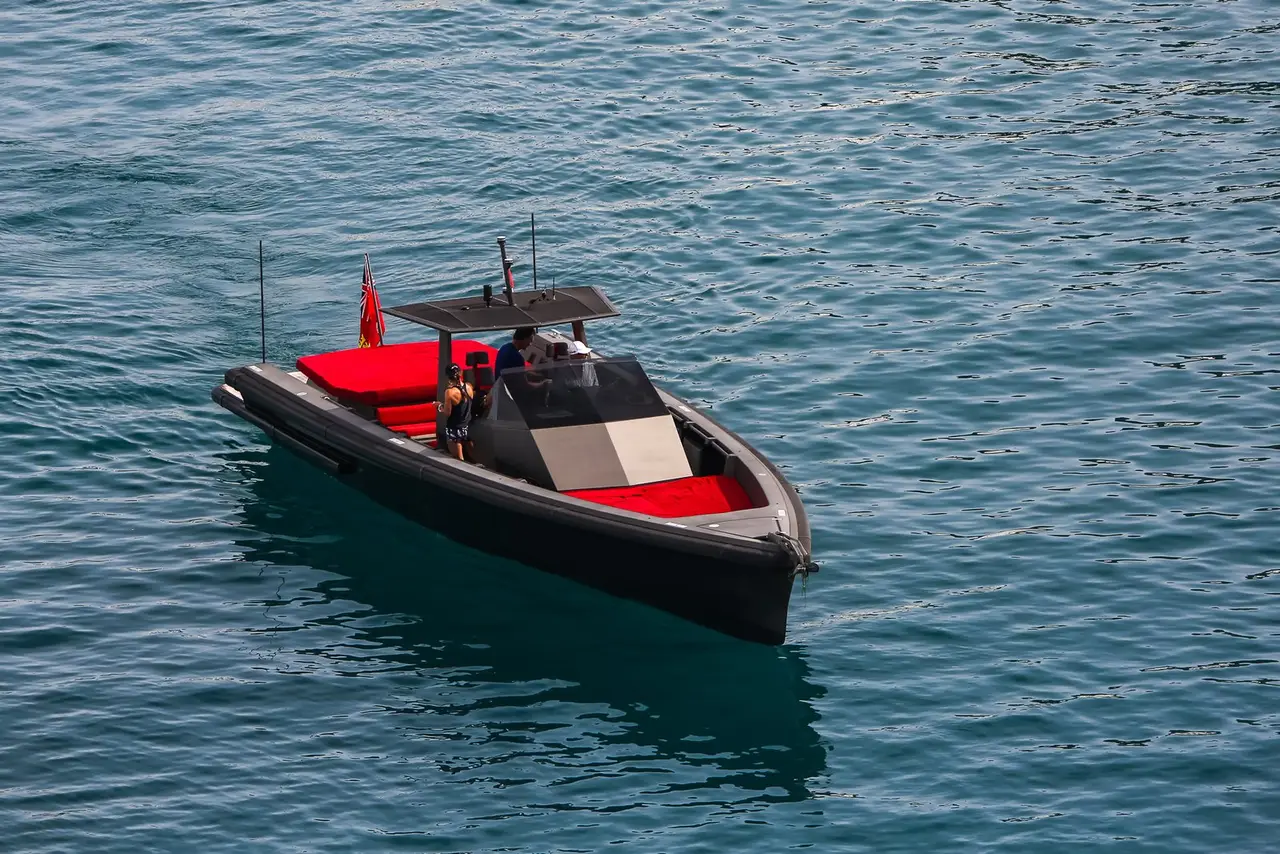 Wally 45, pont arrière — Luxury Yachts St. Tropez, Saint-Tropez. Coque fine, cap sur Cap Taillat dès l'aube