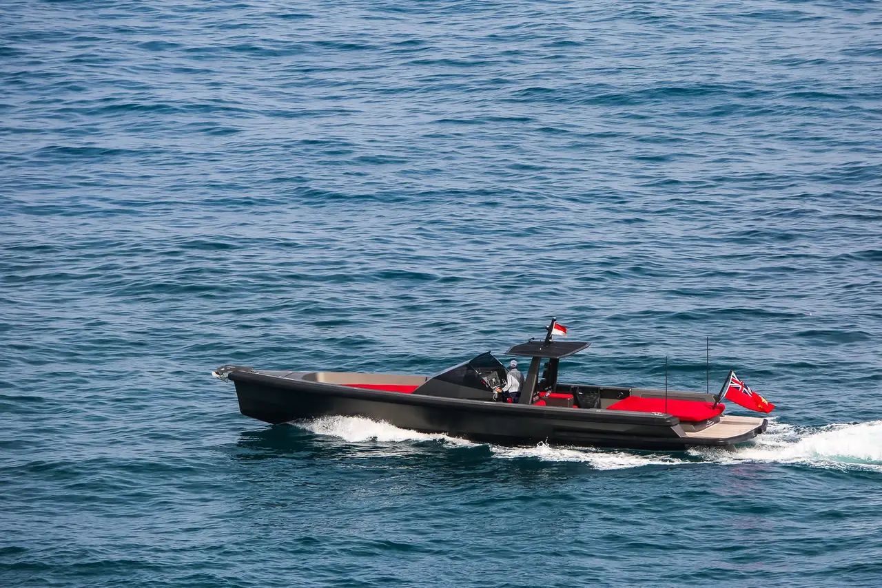 Wally 45, salon — Luxury Yachts St. Tropez, Saint-Tropez. Coque fine, cap sur Cap Taillat dès l'aube