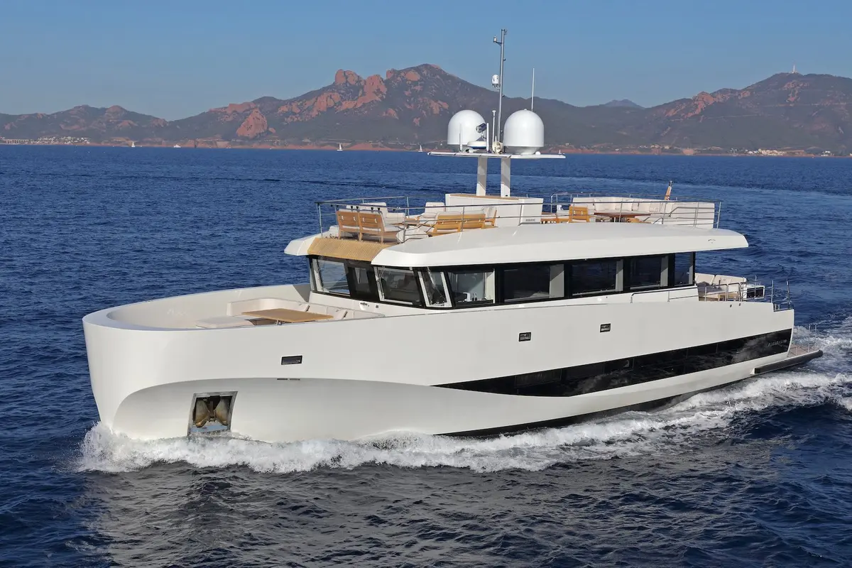WallyAce 26, pont principal — Luxury Yachts St. Tropez, Saint-Tropez. Ligne racée pour rallier Pampelonne avant midi