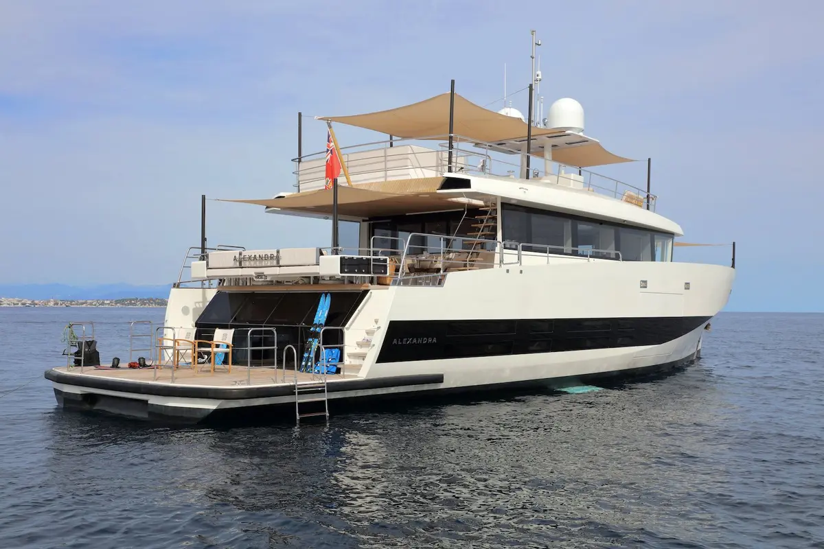 WallyAce 26, pont arrière — Luxury Yachts St. Tropez, Saint-Tropez. Ligne racée pour rallier Pampelonne avant midi