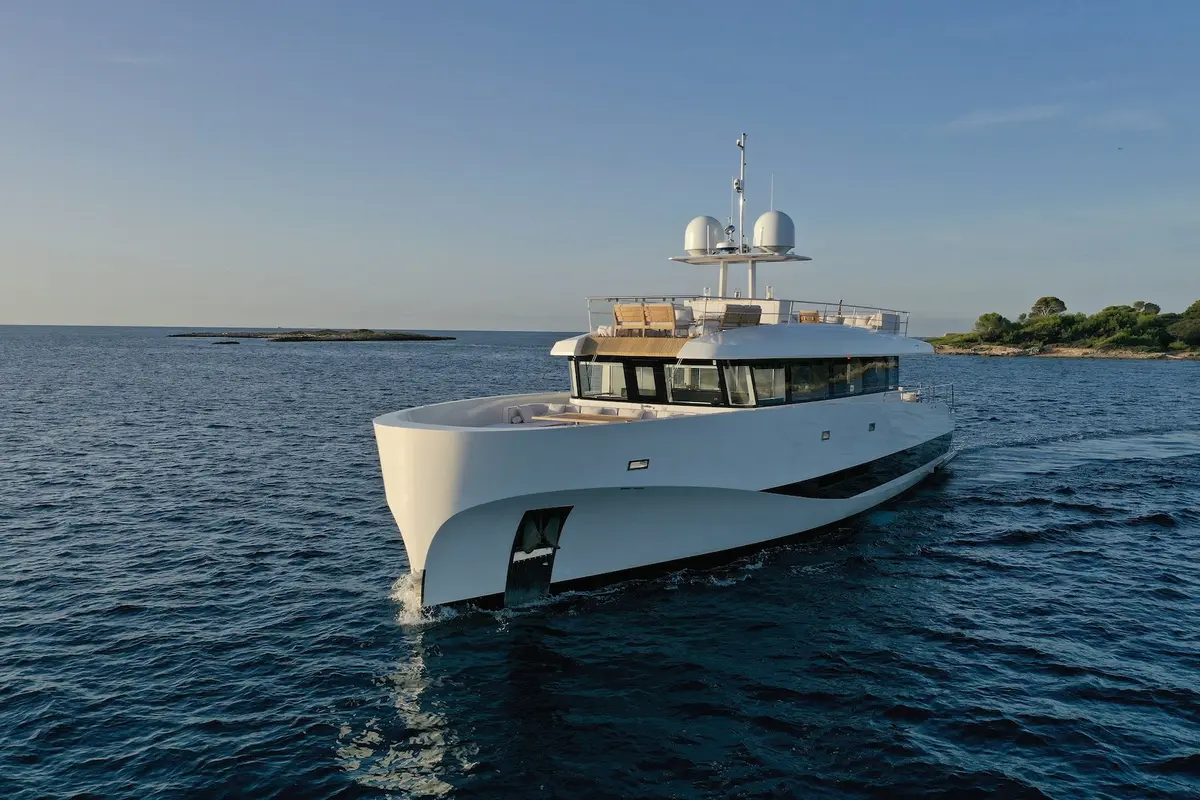 WallyAce 26, salon — Luxury Yachts St. Tropez, Saint-Tropez. Ligne racée pour rallier Pampelonne avant midi