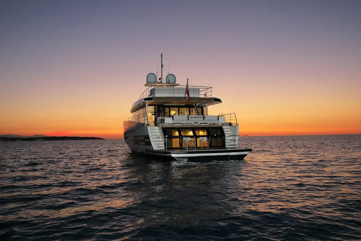 WallyAce 26, cabine principale — Luxury Yachts St. Tropez, Saint-Tropez. Ligne racée pour rallier Pampelonne avant midi