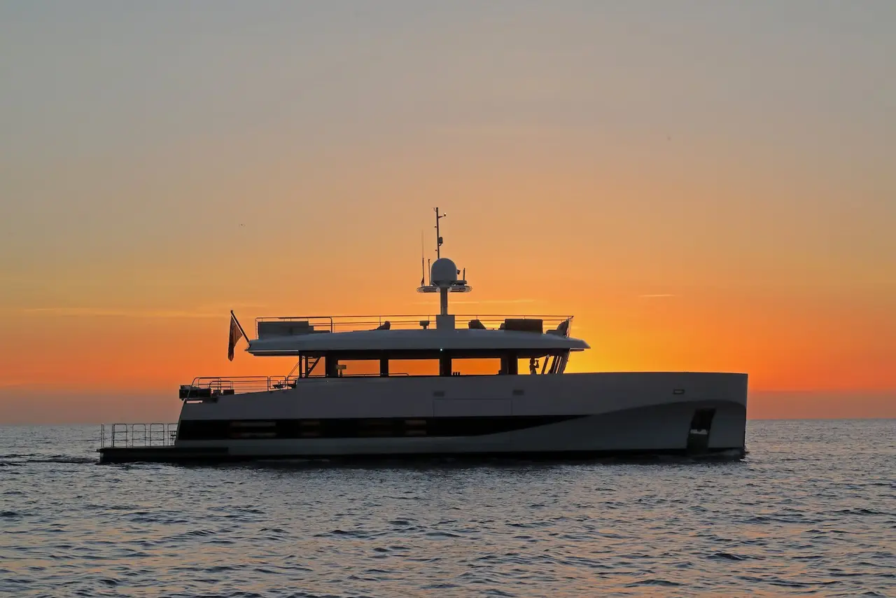 WallyAce 26, flybridge — Luxury Yachts St. Tropez, Saint-Tropez. Ligne racée pour rallier Pampelonne avant midi